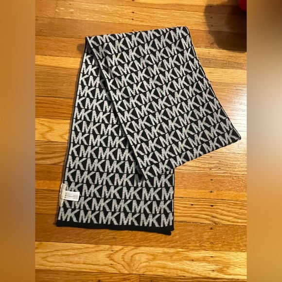 Michael Kors Reversible Scarf - Picture 3 of 5
